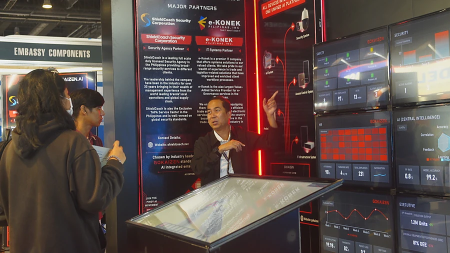 A Gokaizen engineer presenting the partner and platform panels to visitors